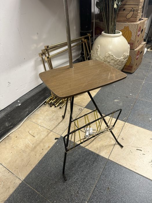 Lampa z gazetnikiem gałecki