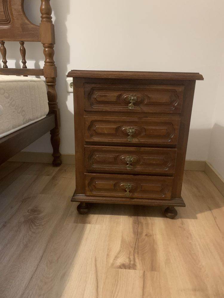 Cama de casal + mesa de cabeceira