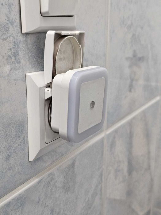 Lampka nocna LED z czujnikiem światła, zasilanie sieciowe, do gniazdka