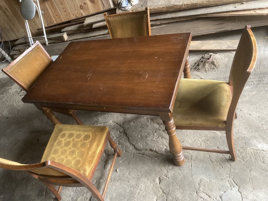 Stół z czteroma krzesłami