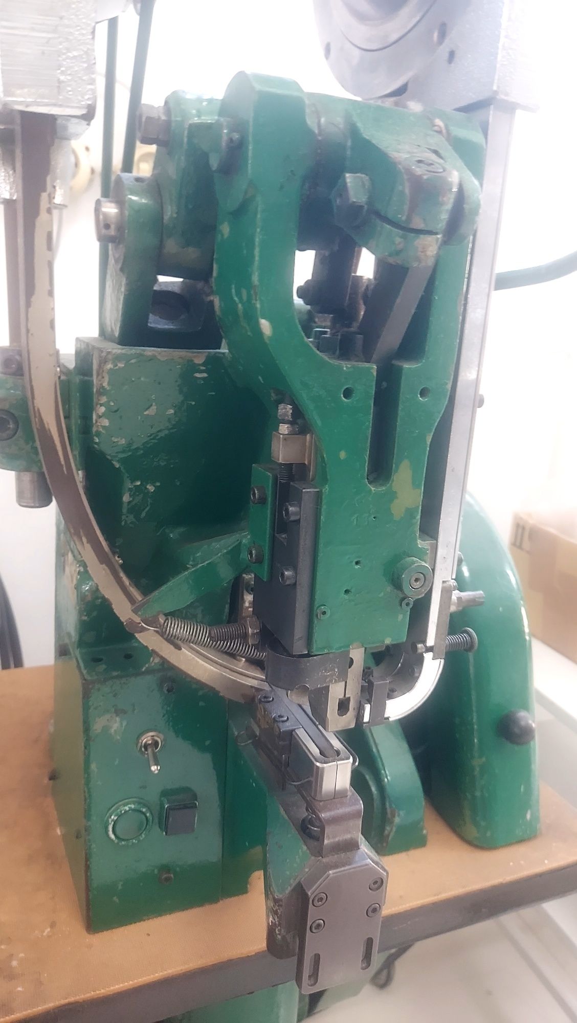 Máquinas de meter molas automática