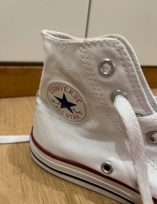 Sapatilhas All Star brancas em bom estado, tamanho de criança