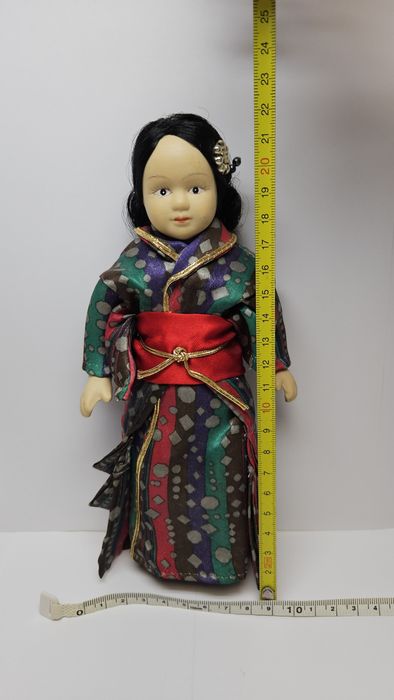 Вінтажна азіатська порцелянова ляльк. Статуетка. Фарфор. Лялька.