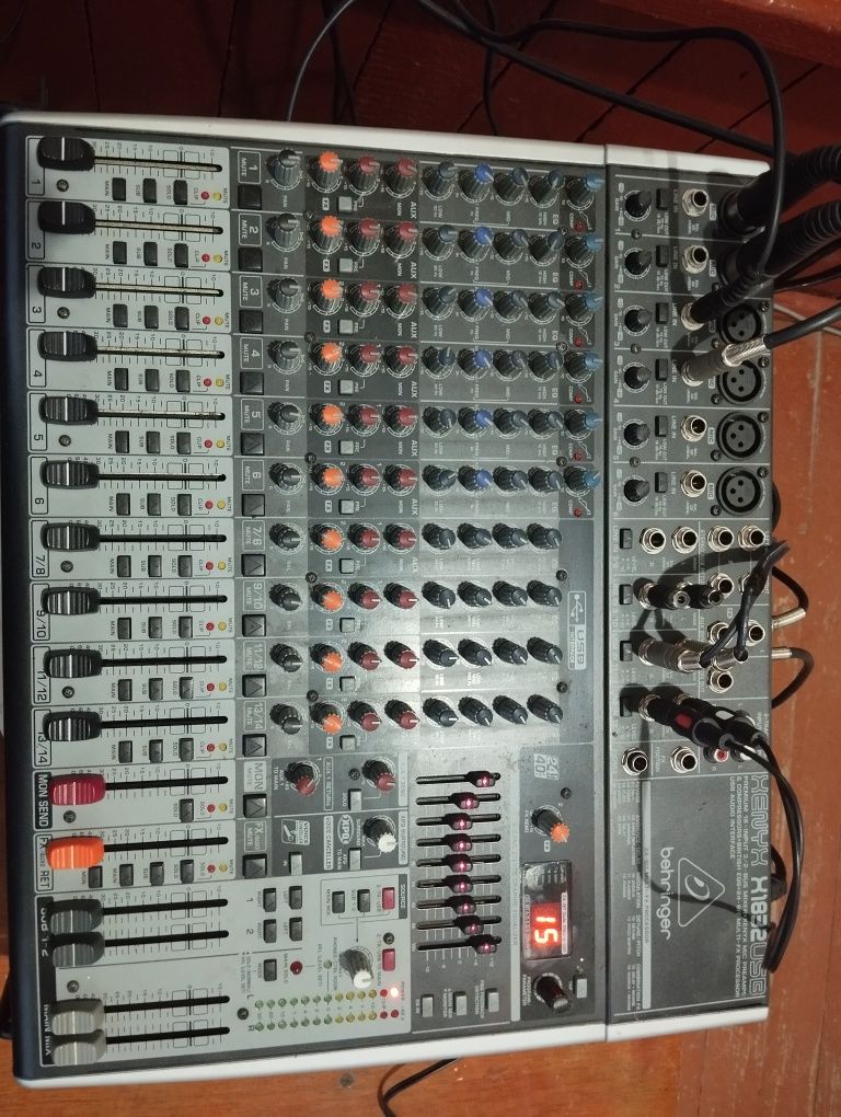 Продам мікшерний пульт Behringer Беренджер XENYX X1832USB.