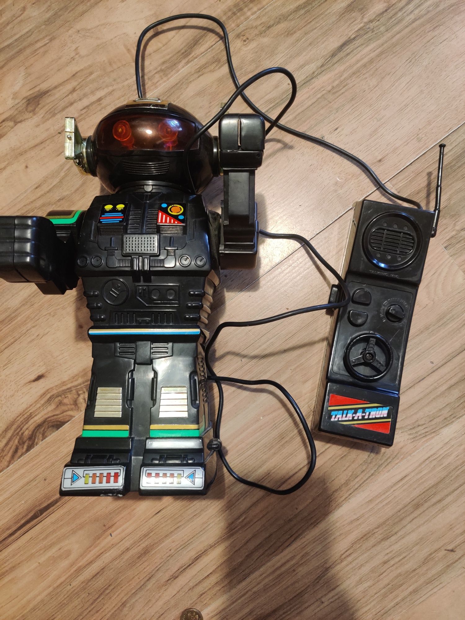 Robot "Talk-A-Tron" sterowany z miktofonem i glosnikiem. Zabawka.z lat
