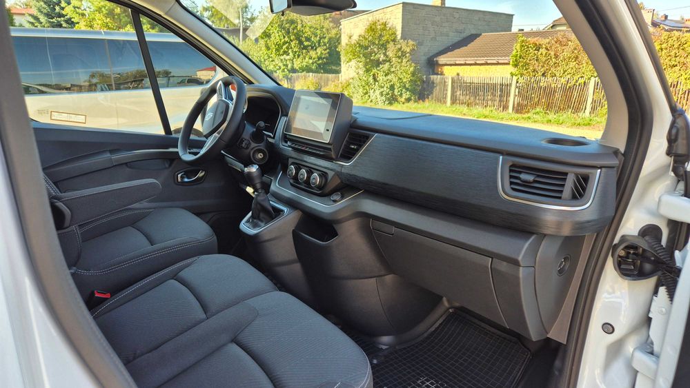 Nowy Renault Trafic, wynajem, bus 9 osobowy