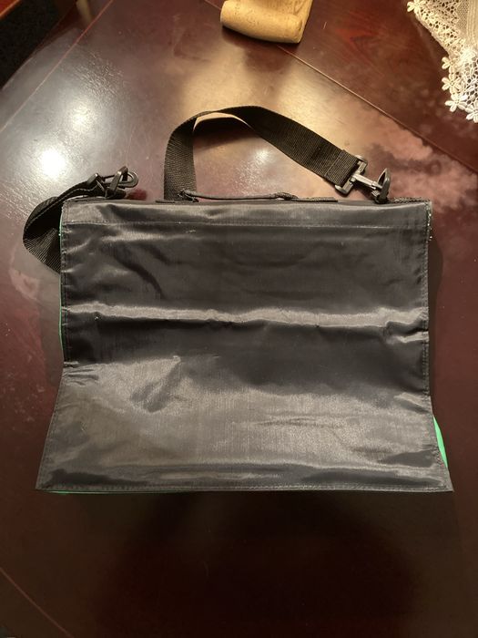 Mala verde e preta para computador e afins