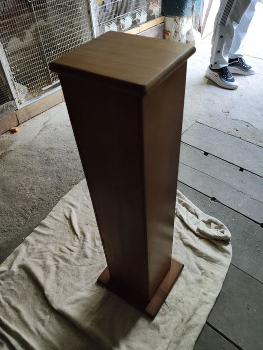 Móvel com prateleiras em pinho mel