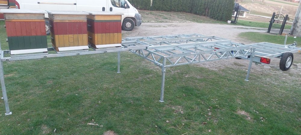 Przyczepka platforma do przewozu uli wielkopolskich. 12 uli.