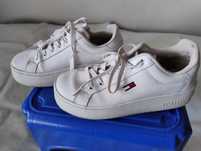 Białe pantofelki dla dziewczynki Tommy Hilfiger torebki do Komunii wyp