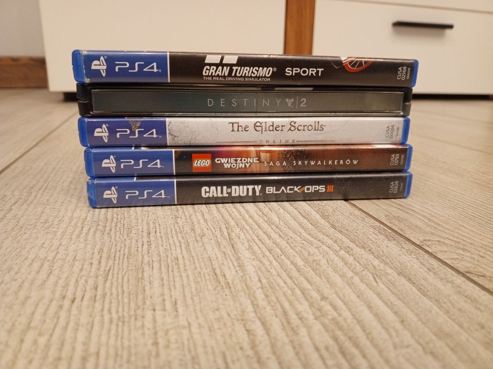 PS4 PRO 1Tb 5 grier i 3 pady