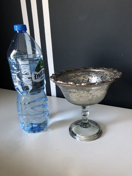 Patera, misa szklana na cokole z metalowym ,srebrnym wykończeniem