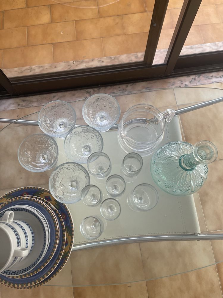 Loiça e mesa usadas.