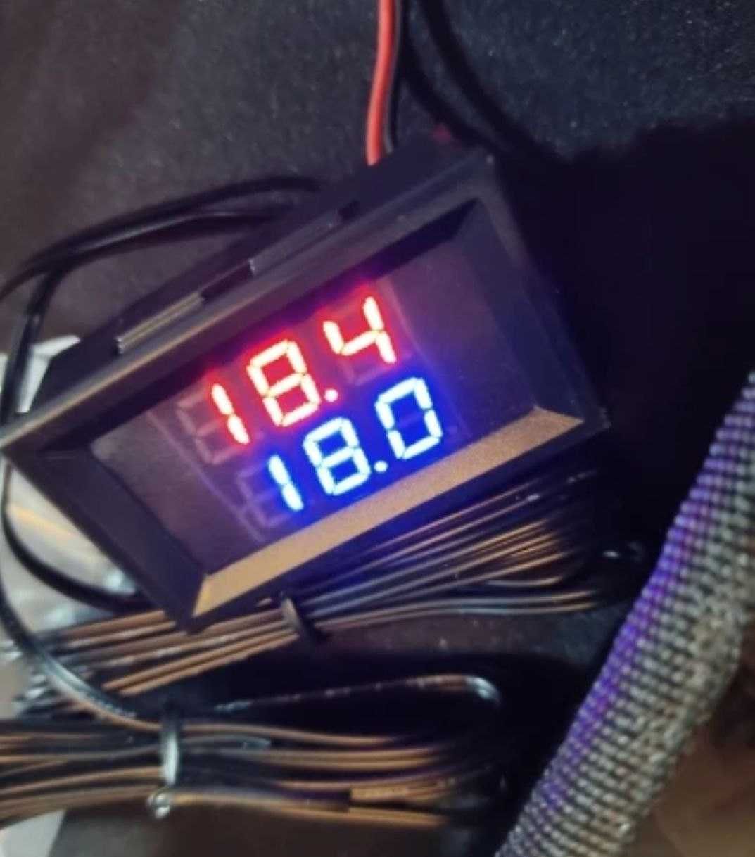 Цифровий термометр із двома датчиками температури