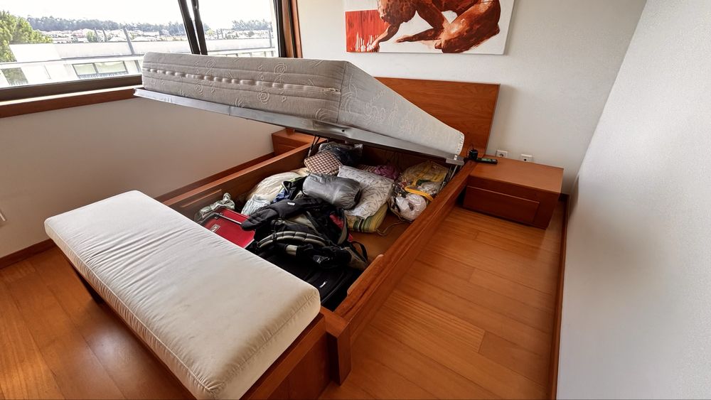 Cama casal com mesinhas de cabeceira e banco de apoio em cerejeira