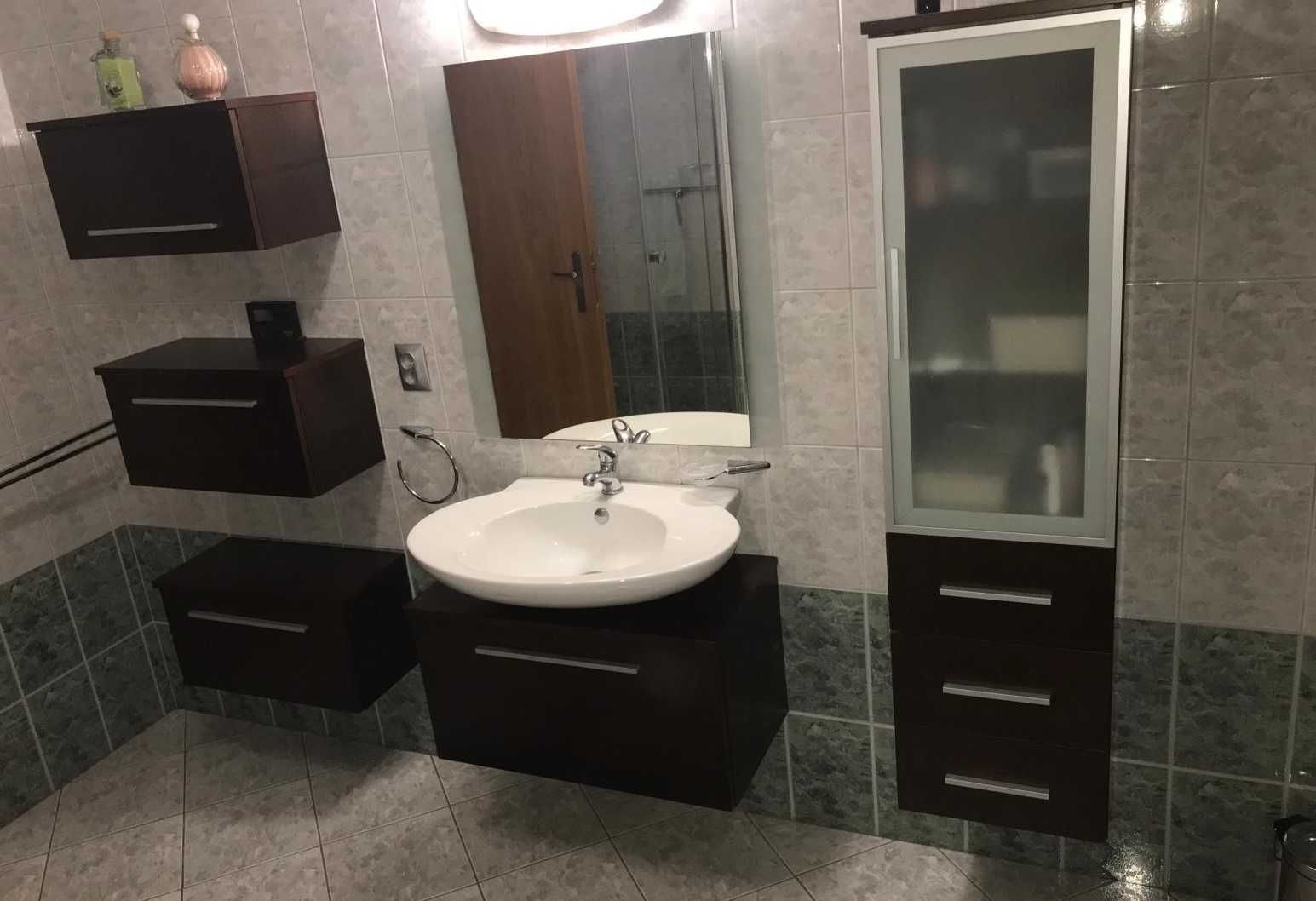 Meble łazienkowe wraz z umywalką i lustrem