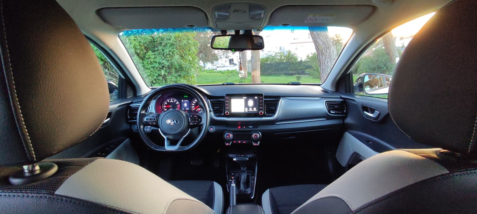 Kia Stonic automático turbo SUV impecável