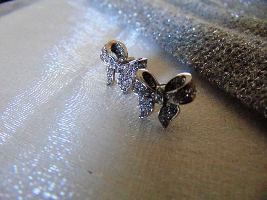 Brincos Prateados Laço com brilhantes