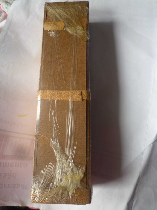 Lembrança de Portugal com caixa de cortiça e copo do galo