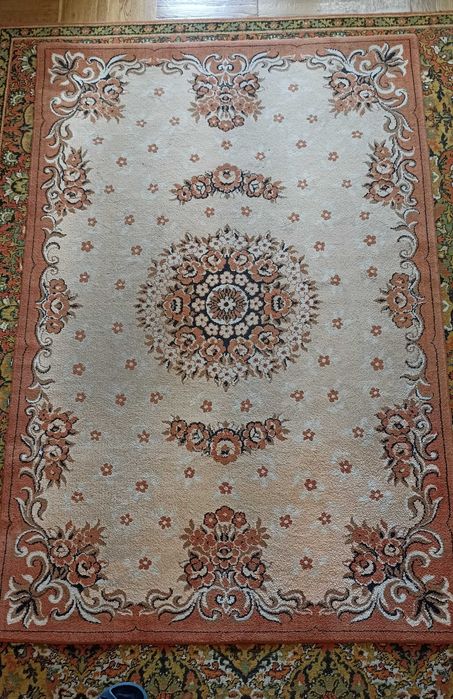 Ковер натуральный, приятной расцветки, в хорошем состоянии.