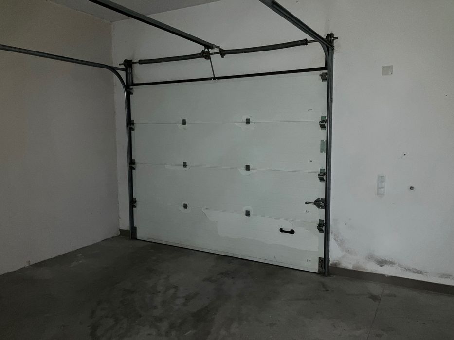 Portão de garagem com motor elétrico