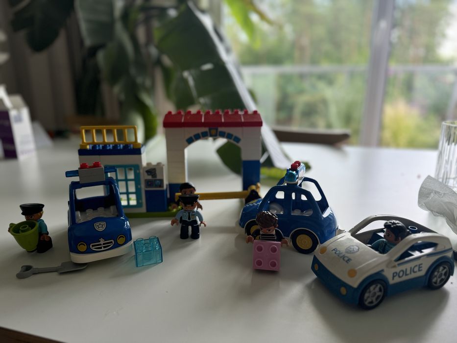 Lego duplo wiezienie+ dodatkowe 2 auta policyjne