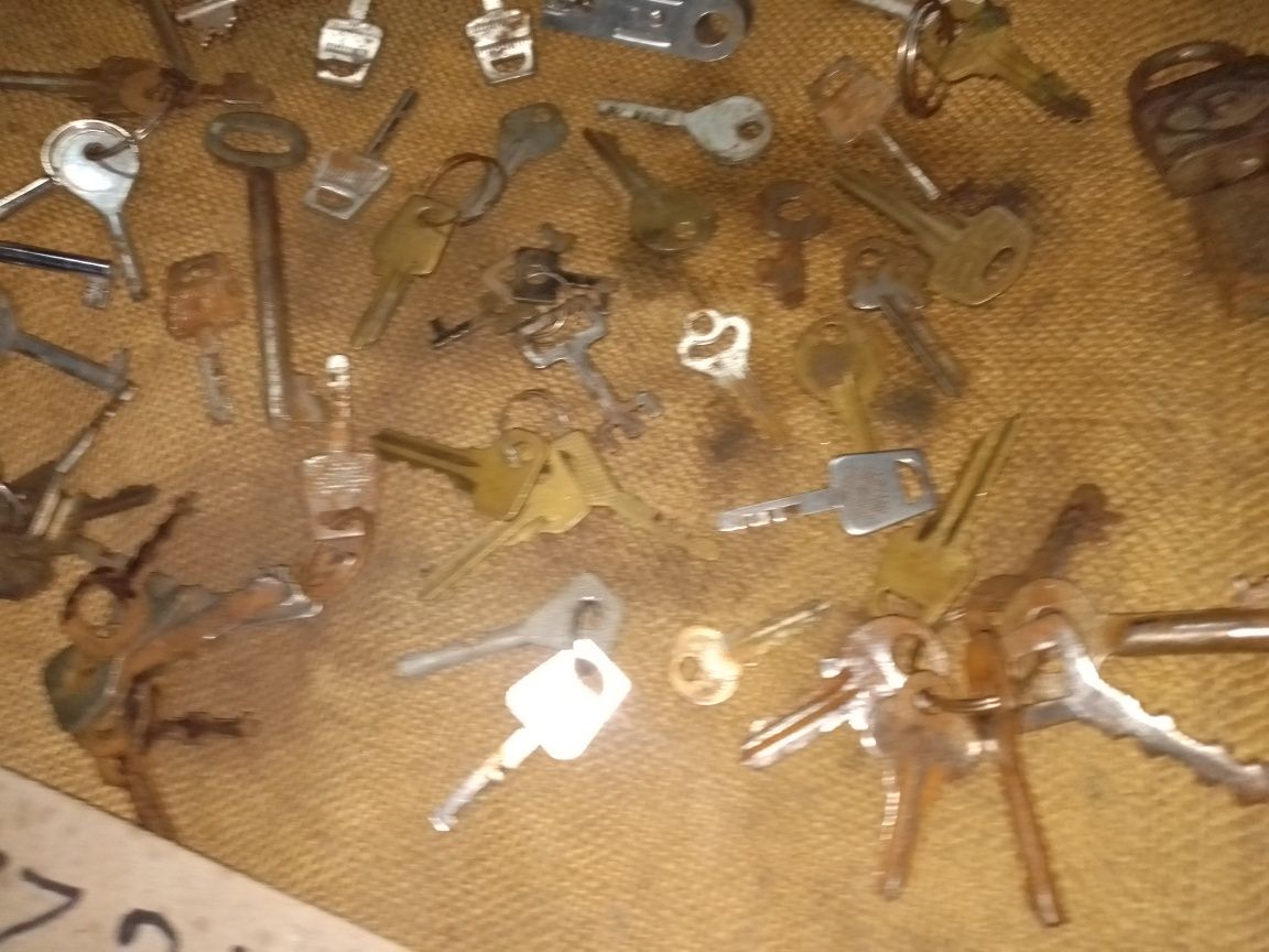 Старые ключи от замков  мебельные.
