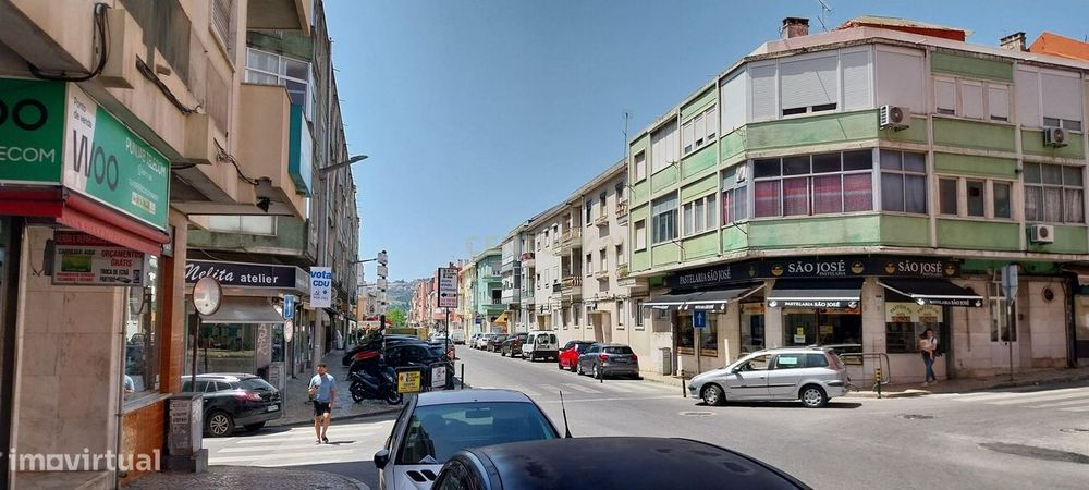 Loja de rua, em excelente localização no centro da Pontinha - Odivelas