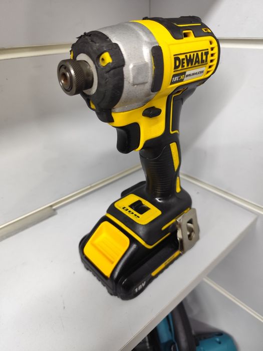 DeWal DCF 887 безщітковий акумуляторний імпакт Деволт оригінал