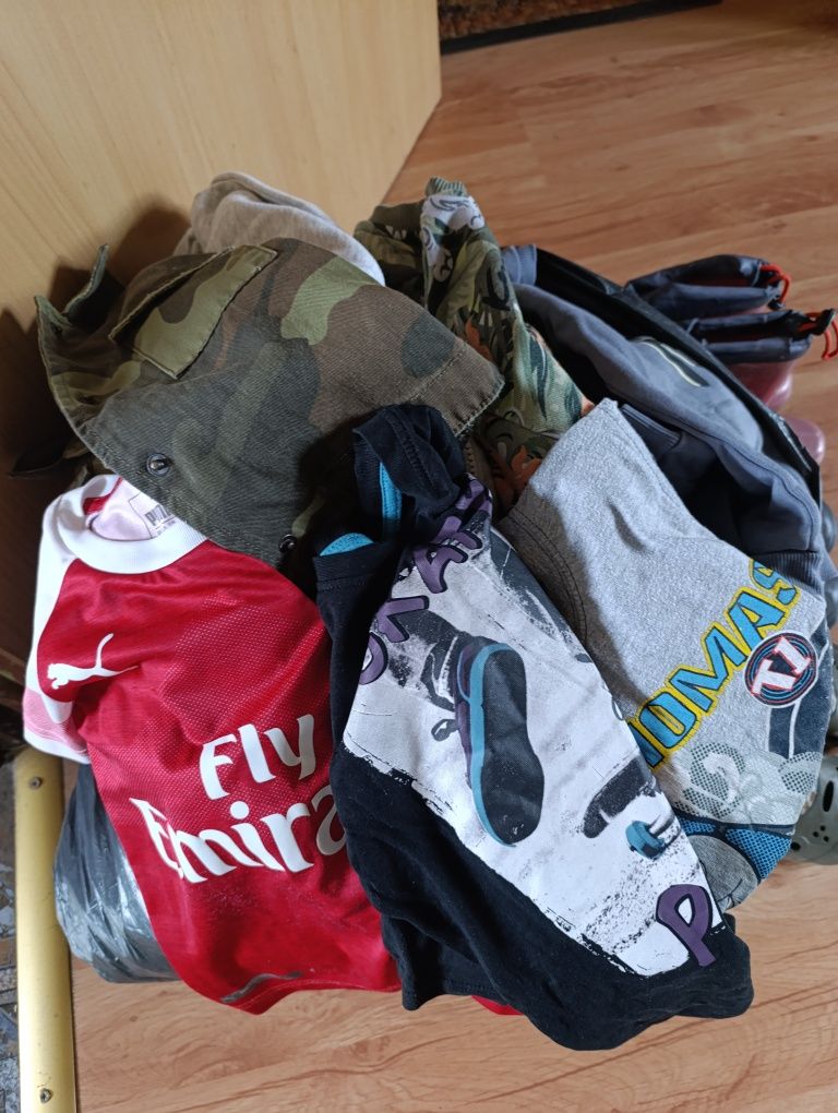 Duża torba ubranek różnych dla chłopca od 2/5 lat  plus buty.