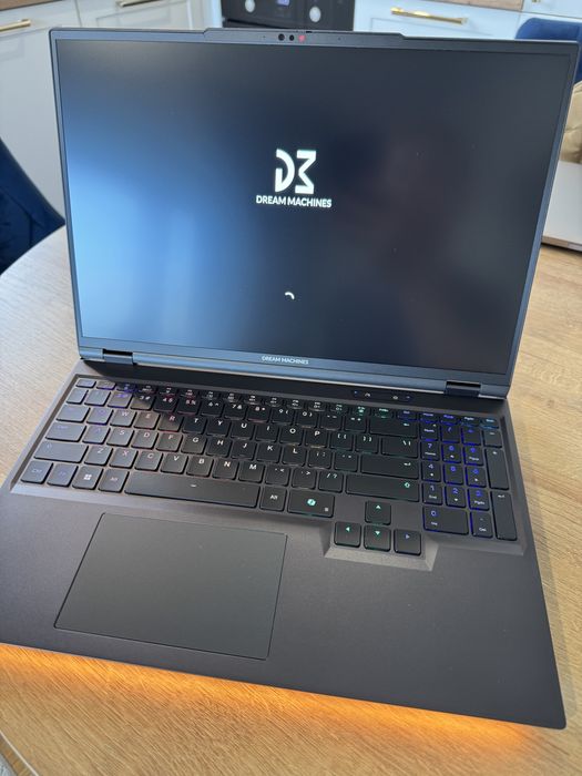 Laptop z chłodzeniem wodnym. Dream Machines RTX 5080, Ryzen 9 9955HX