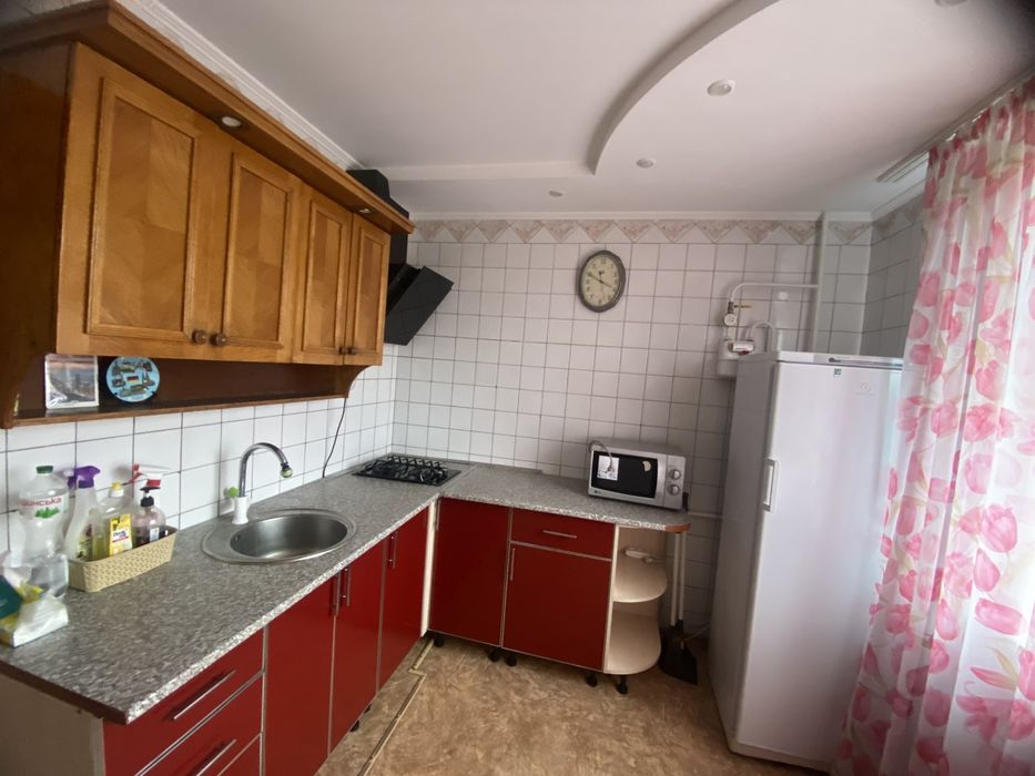 Продам 2-х кімнатну квартиру з меблями, технікою, гаражом