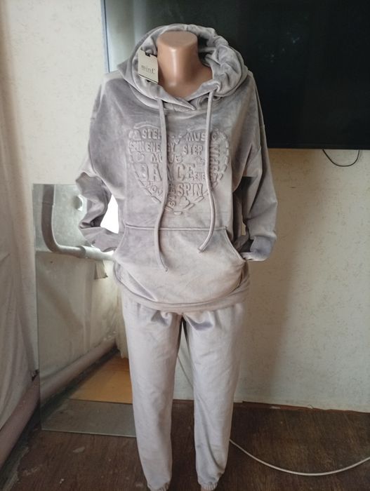 У продажу жіночий велюровий костюм