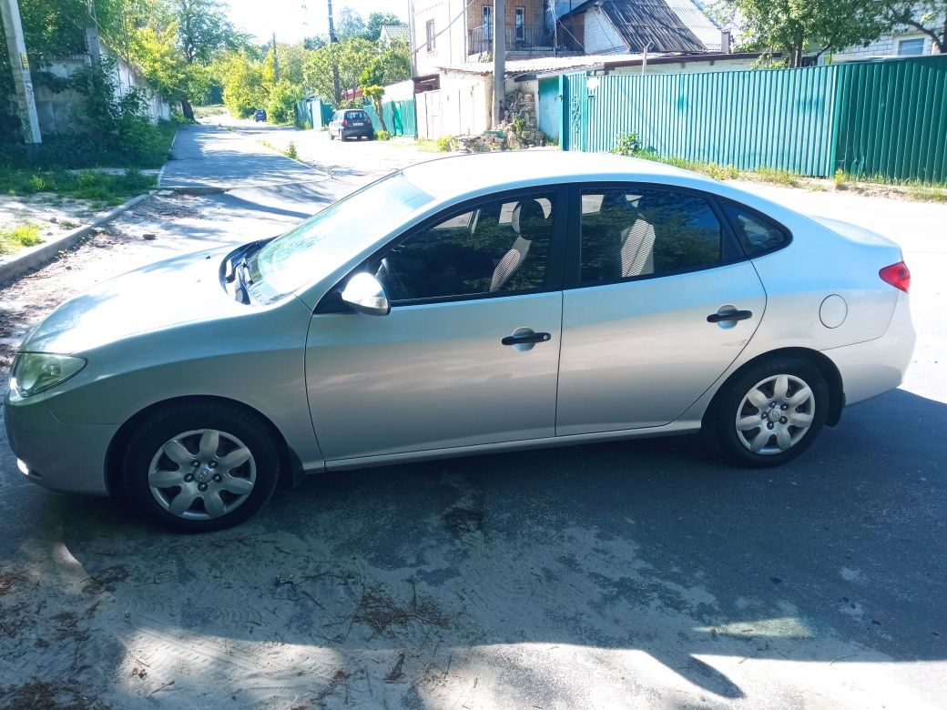 Hyundai Elantra 2011 г газ /бензин