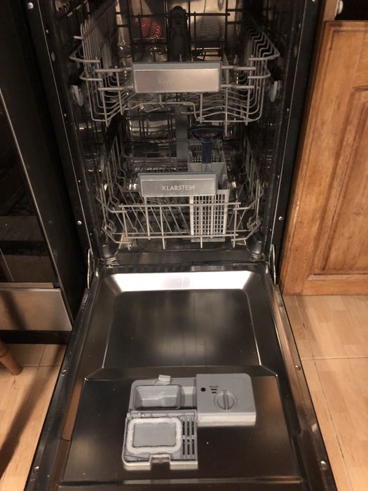 Посудомийна машинка. Чорного кольору