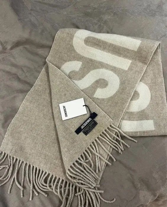 Жіночий шарф JACQUEMUS з бахромою і контрастним лого Бежевий