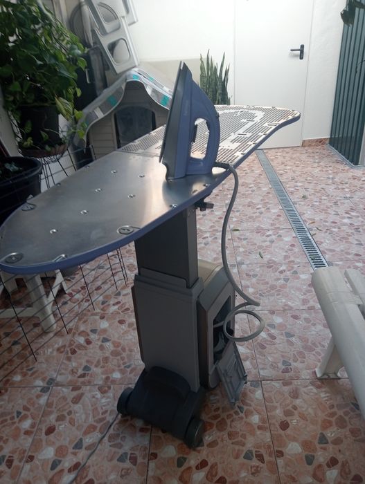 Tábua de passar a ferro elétrica PHILIPS.