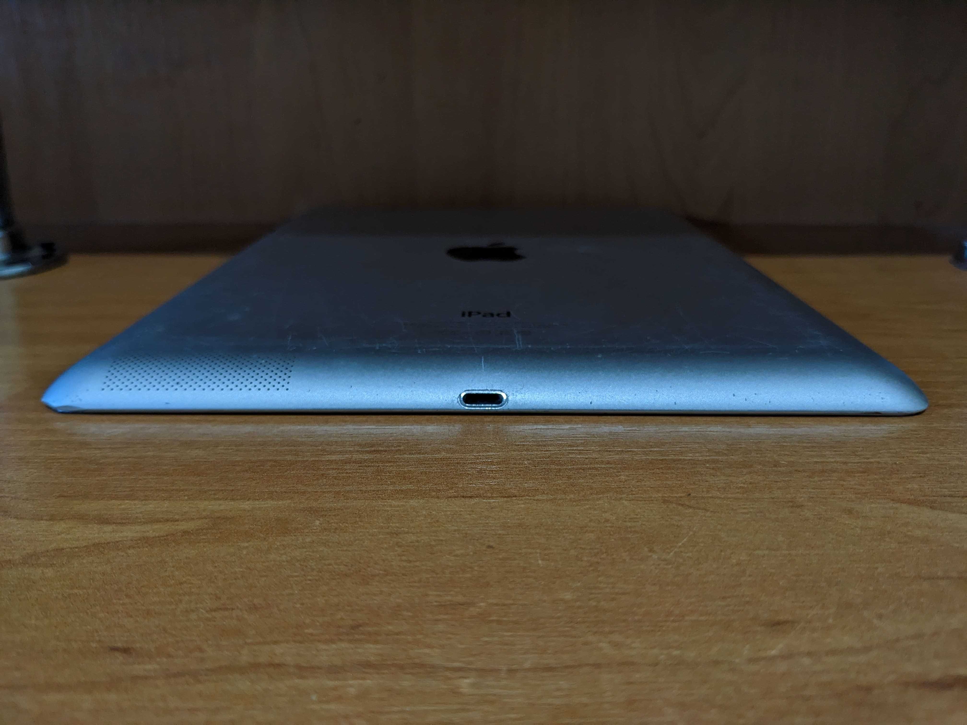 Планшет Apple iPad 4 A1458 16GB with Retina display with Wi-Fi+кабель