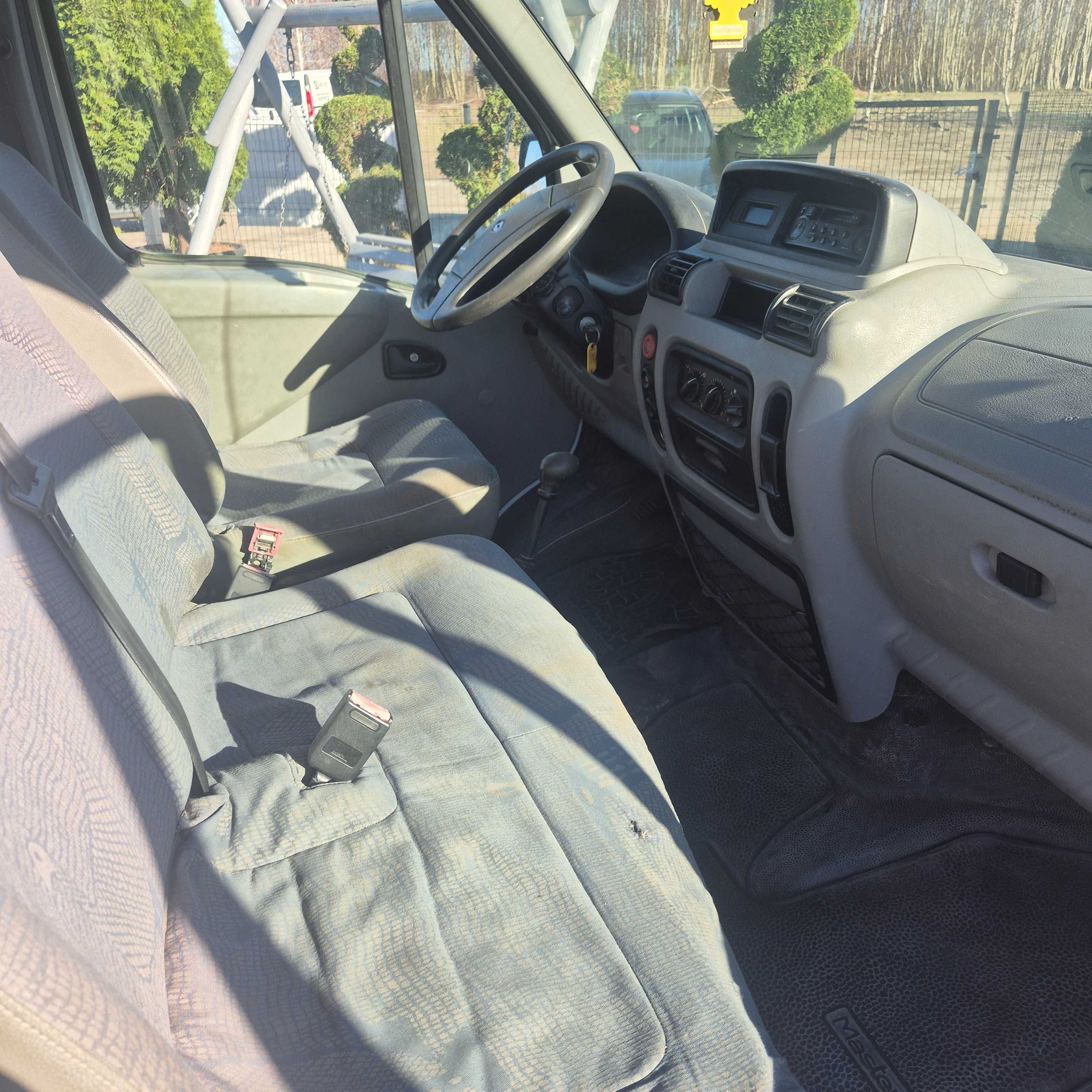 Sprzedam dwa samochody Renault Master 9 osobowe cena za dwa auta