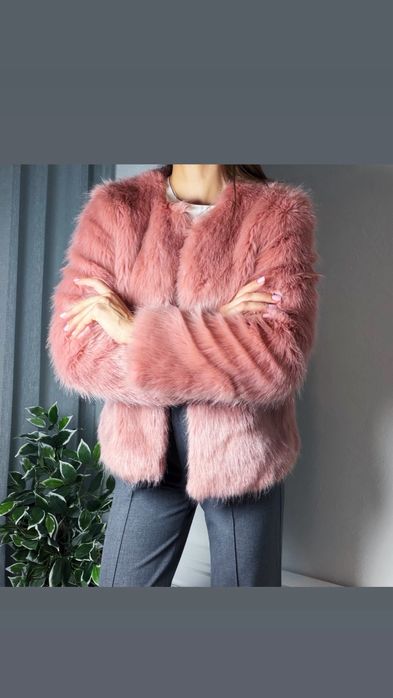Пухнаста рожева шубка Bershka