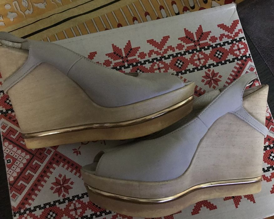 Шкіряна жіноча обув б/у; багато.