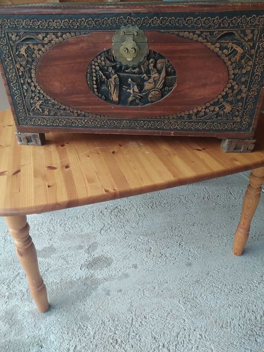 Stary kufer rzeźbiony