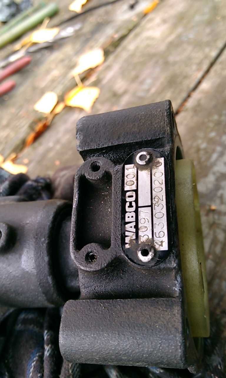 Кран рівня підлоги ручний Wabco 4630320200