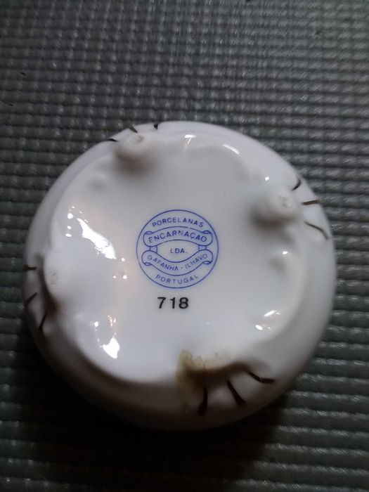 Caixa pequena em porcelana portuguesa