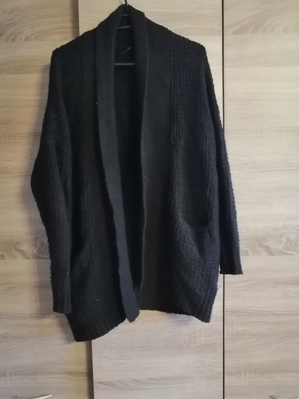 Sweter czarny z kieszonkami