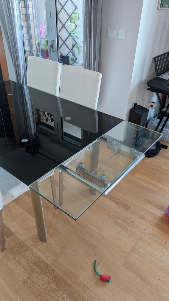 Mesa de vidro com cadeiras