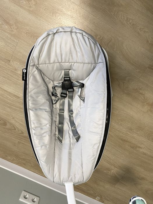 Заколисуючий центр, крісло гойдалка 4moms MamaRoo 5.0 grey classic