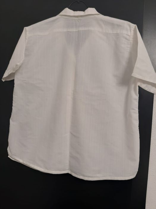 Camisa branca de manga curta