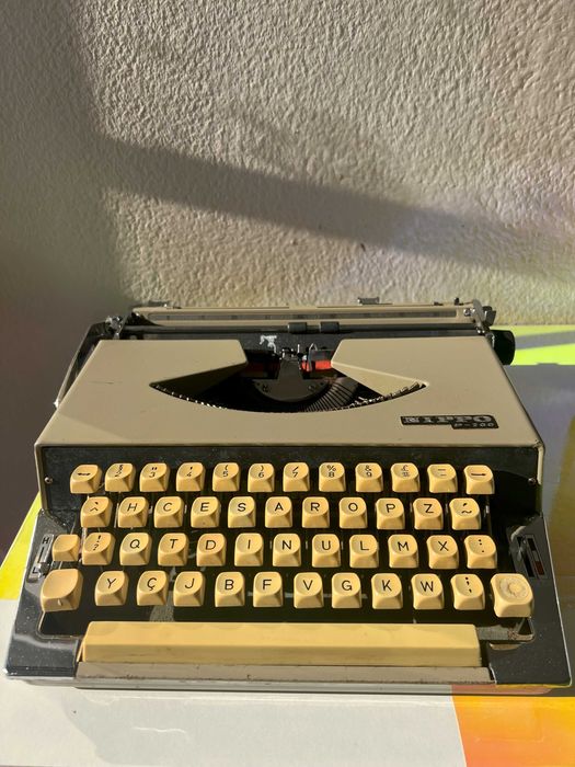 Máquina de Escrever NIPPO P-200 Vintage – Rara e funcional