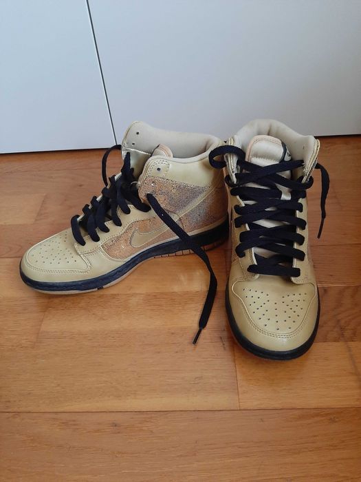 Ténis Nike dourados